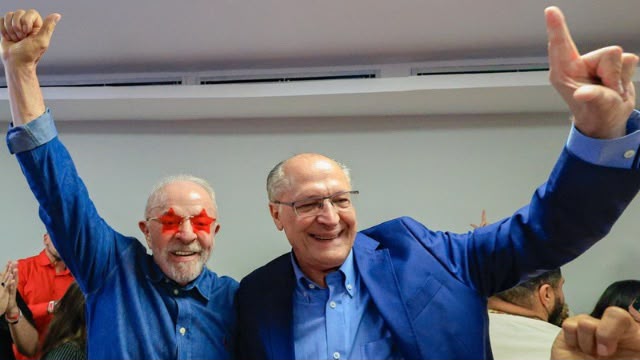 Lula e Alckmin comemoram, em sala reservada de hotel em SP, assim que foi proclamado o resultado oficial. Foto: Ricardo Stuckert